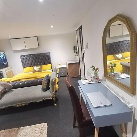 Apartamento A Cosy Deluxe Size Studio With Queen Size And Sofa Bed Leeds  Exterior foto