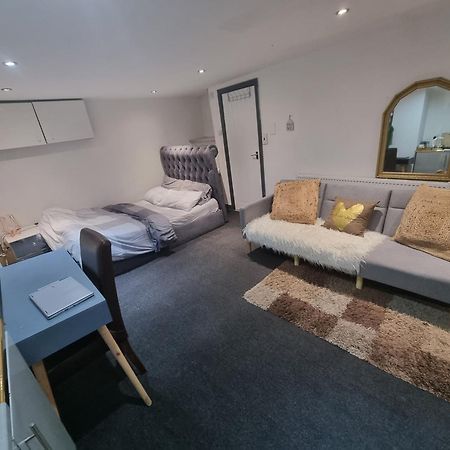 Apartamento A Cosy Deluxe Size Studio With Queen Size And Sofa Bed Leeds  Exterior foto