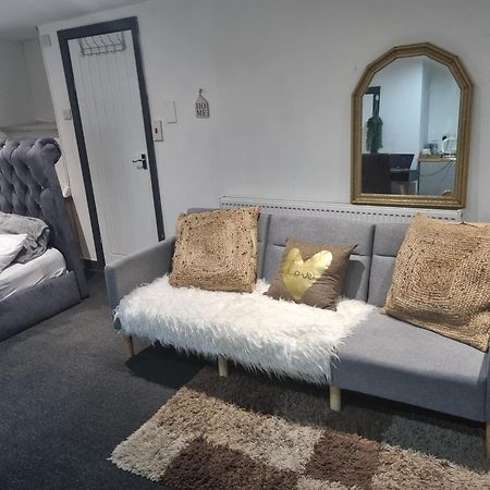 Apartamento A Cosy Deluxe Size Studio With Queen Size And Sofa Bed Leeds  Exterior foto