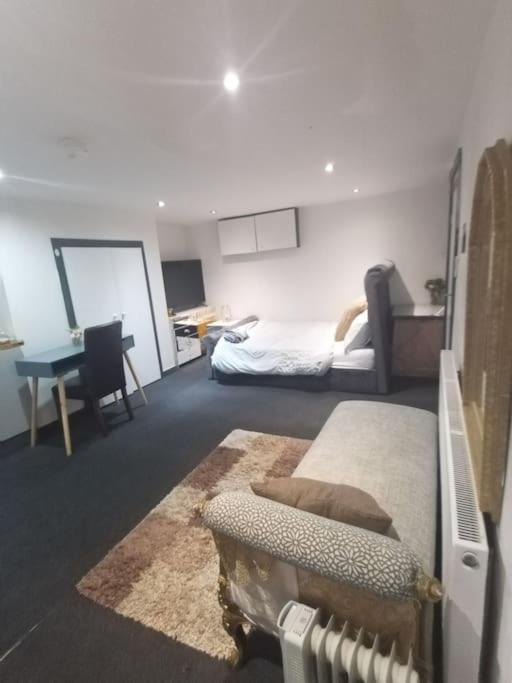 Apartamento A Cosy Deluxe Size Studio With Queen Size And Sofa Bed Leeds  Exterior foto