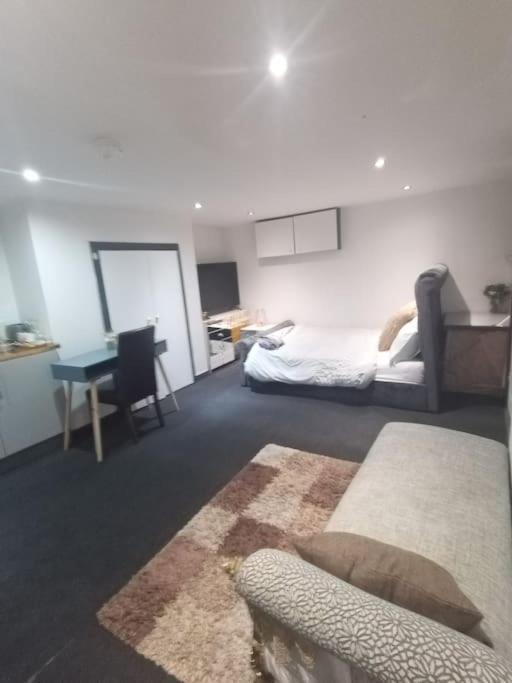 Apartamento A Cosy Deluxe Size Studio With Queen Size And Sofa Bed Leeds  Exterior foto