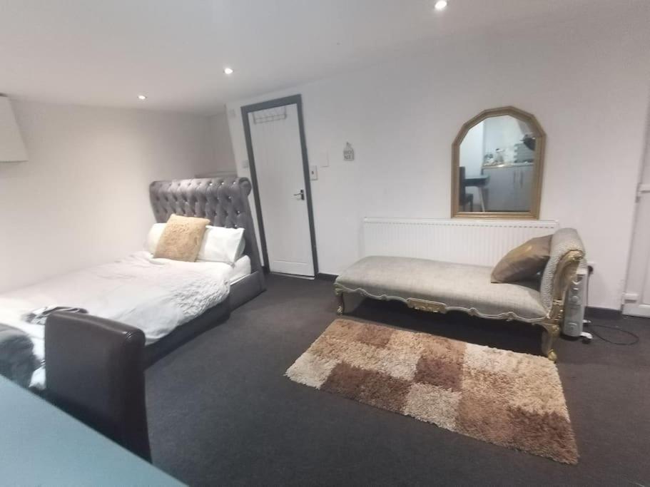 Apartamento A Cosy Deluxe Size Studio With Queen Size And Sofa Bed Leeds  Exterior foto
