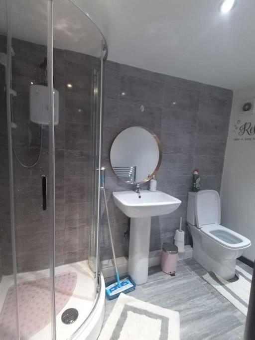 Apartamento A Cosy Deluxe Size Studio With Queen Size And Sofa Bed Leeds  Exterior foto