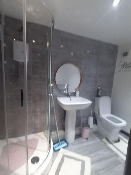 Apartamento A Cosy Deluxe Size Studio With Queen Size And Sofa Bed Leeds  Exterior foto