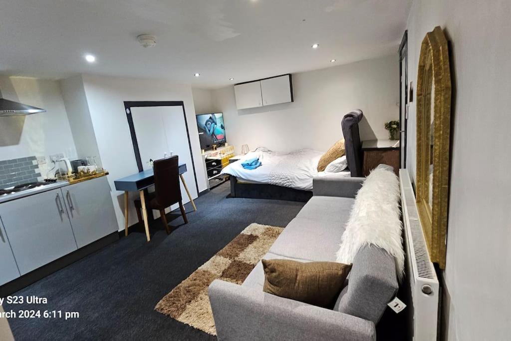 Apartamento A Cosy Deluxe Size Studio With Queen Size And Sofa Bed Leeds  Exterior foto