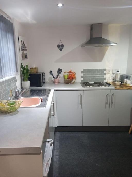 Apartamento A Cosy Deluxe Size Studio With Queen Size And Sofa Bed Leeds  Exterior foto