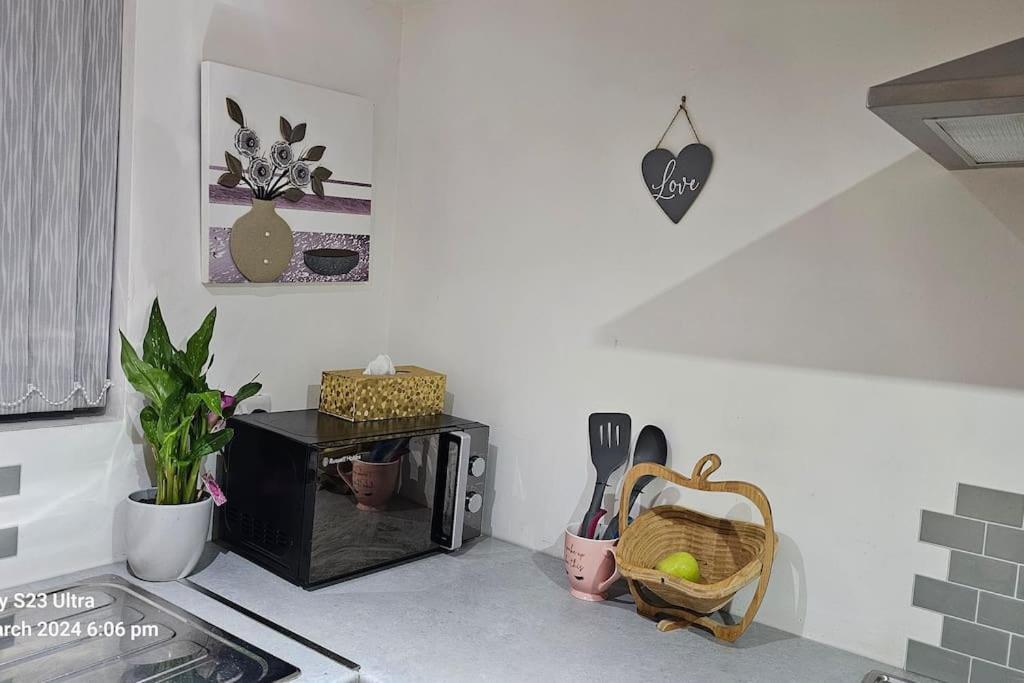 Apartamento A Cosy Deluxe Size Studio With Queen Size And Sofa Bed Leeds  Exterior foto