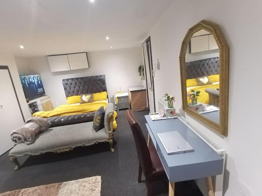 Apartamento A Cosy Deluxe Size Studio With Queen Size And Sofa Bed Leeds  Exterior foto