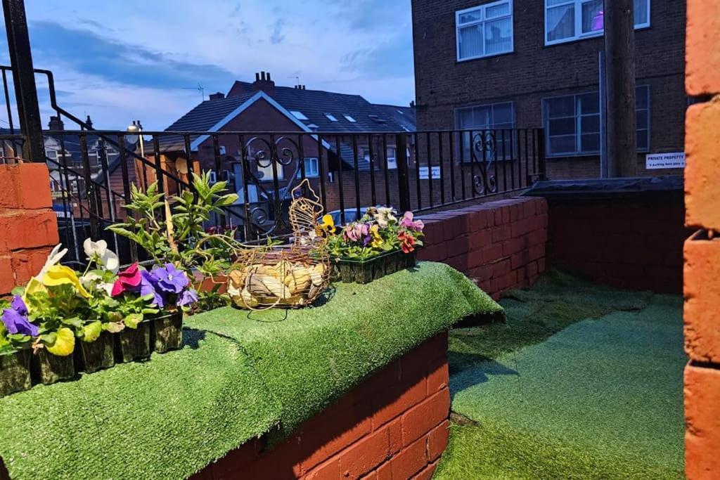 Apartamento A Cosy Deluxe Size Studio With Queen Size And Sofa Bed Leeds  Exterior foto
